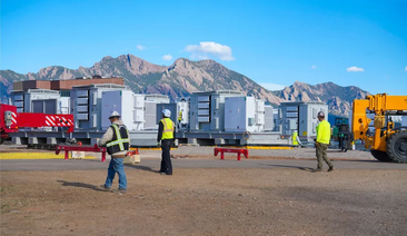 OnEnergy-battery-array-NLR-test-site-men-walking-ground-viewjpg