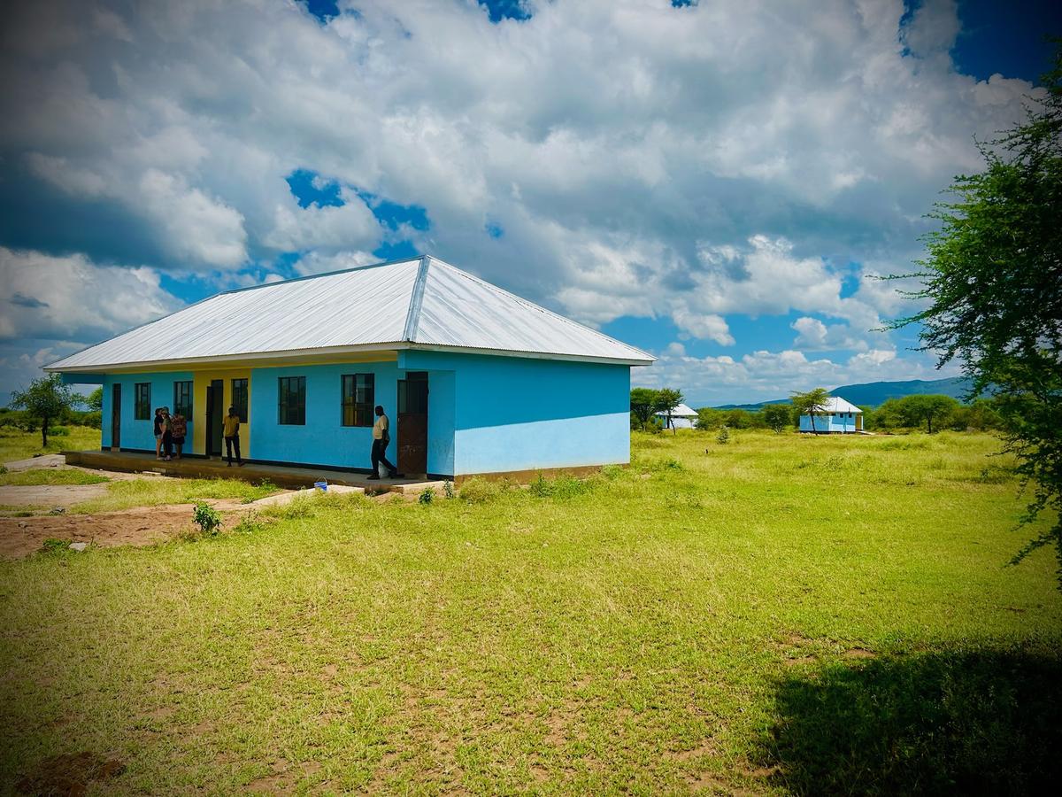 Zaburi Primary School: Baustart der fünften Schule, parallel Übergabe Selela.