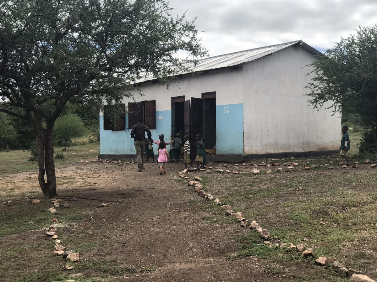 Idimayii, Schulgelände in Lomiyon