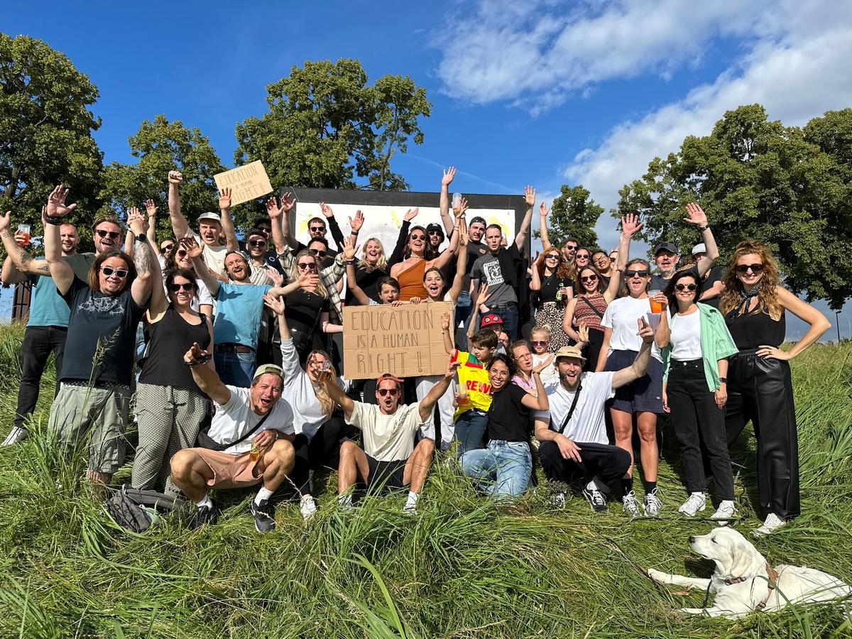 Crew Köln mit Education-Schildern