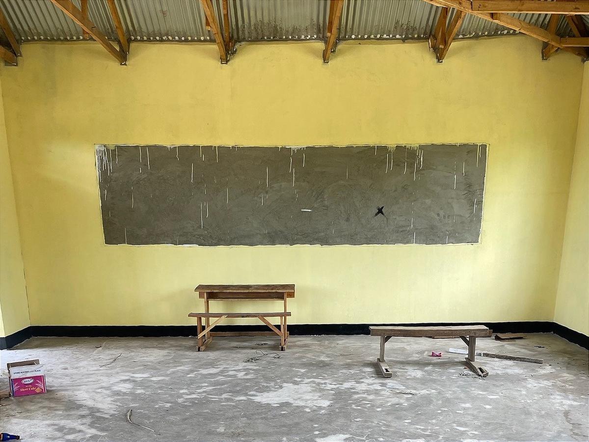 Klassenraum von innen mit Tafel und frischem Estrich.