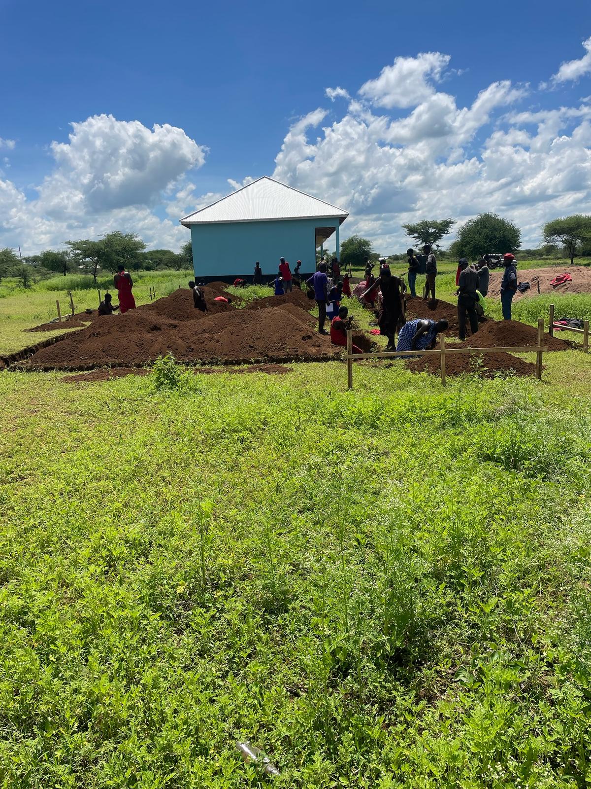 Lolera Primary School - Block A fertig, Community baut Fundament für Block B
