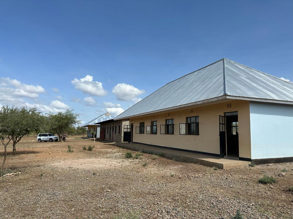 Makuyuni Juu Primary School - Schulkomplex mit mehreren Gebäuden