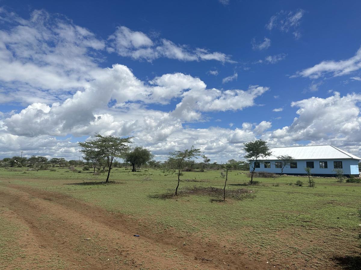 Zaburi Primary School - fertiges gelbes Schulgebäude in der Savanne