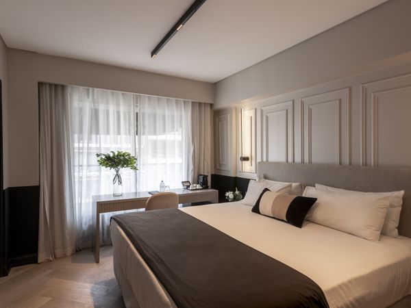 Elegant modern bedroom at Casasur Recoleta hotel in Buenos Aires with neutral tones, city views, and contemporary furnishings.