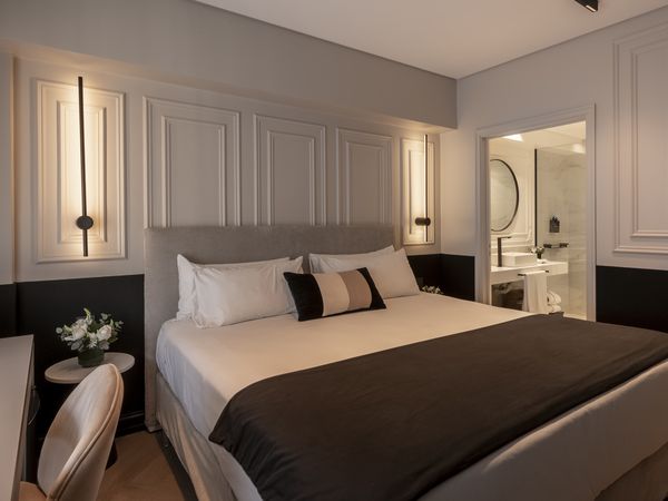 Luxurious modern bedroom at Fierro Buenos Aires hotel in Recoleta with contemporary design, plush bedding, and ensuite bathroom.