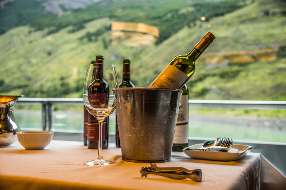 Wine tasting with panoramic views of the Patagonian landscape aboard the Espíritu de los Glaciares cruise near El Calafate.