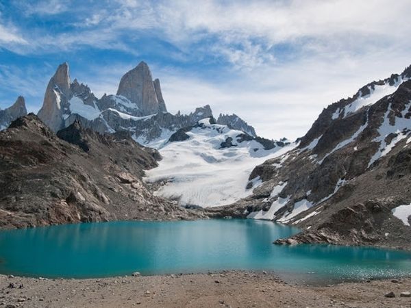 Turquoise Laguna de los Tres with snow-capped Mount Fitz Roy peaks and glacier in Patagonia, Argentina.