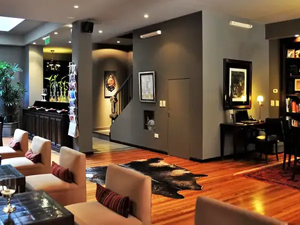 Luxurious modern interior at Legado Mítico featuring elegant lounge seating, wooden floors, and contemporary décor in Buenos Aires.
