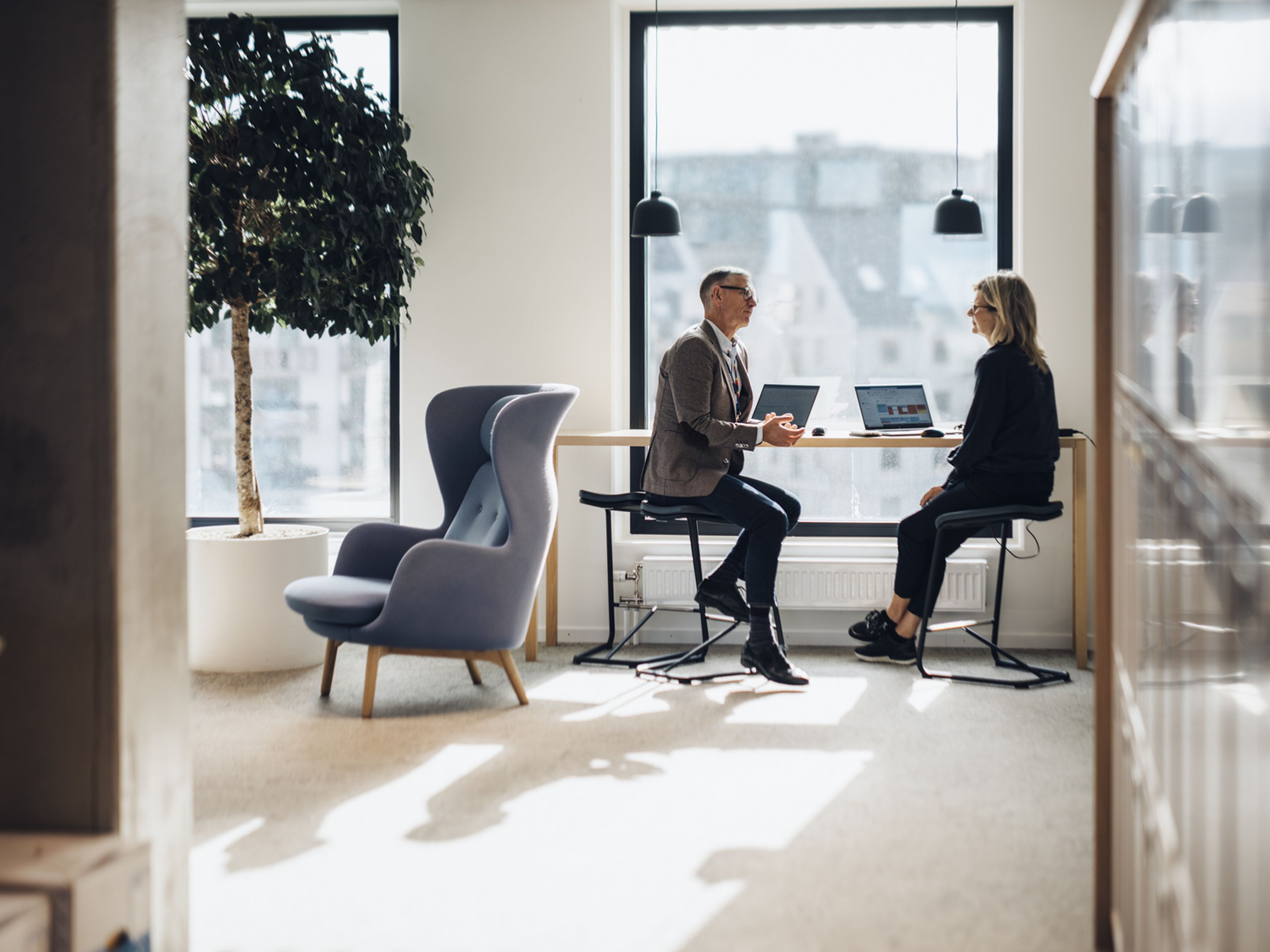 Två personer har möte på kontor