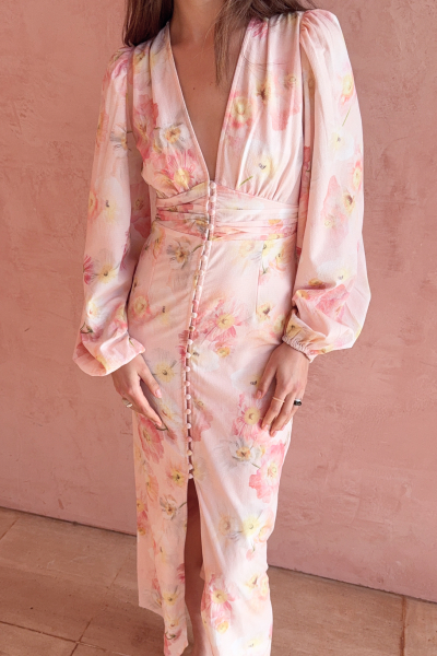 Robe longue rose à fleurs avec taille marquée et allure romantique