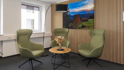 Entspannte Sitzecke mit Couch und Beleuchtung