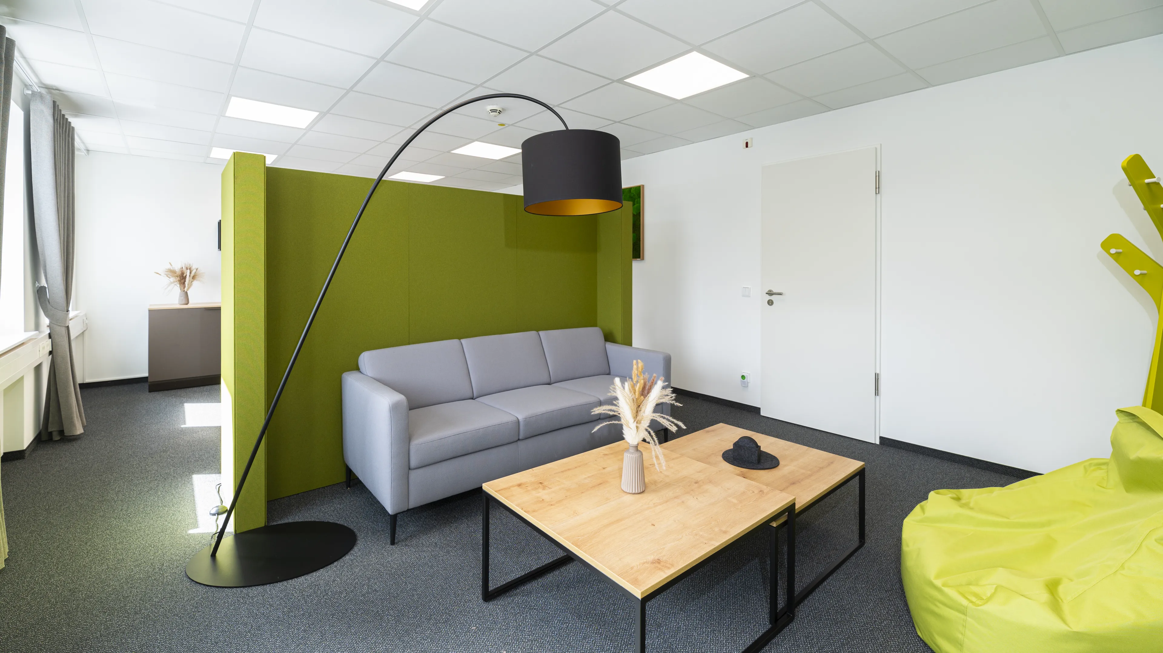 Entspannte Sitzecke mit Couch und Beleuchtung