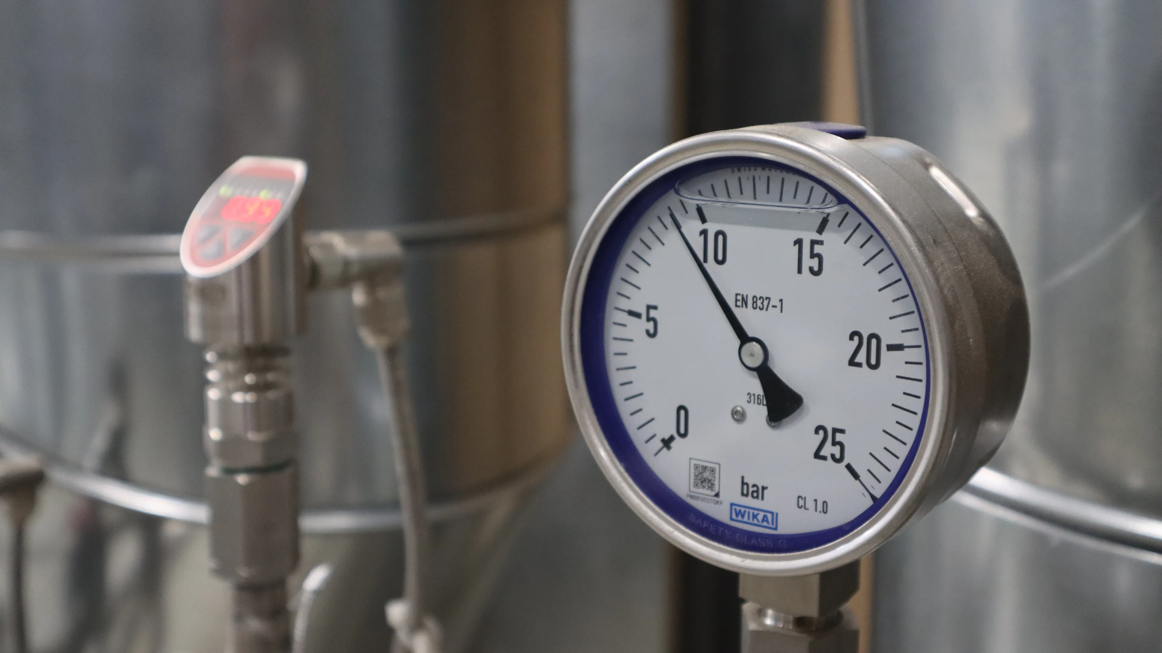 Nahaufnahme eines Druckmessgeräts an einer technischen Versorgungsanlage. Das Manometer dient der Überwachung von Betriebsdrücken in industriellen Energie-, Heizungs- oder Prozesssystemen und unterstützt einen sicheren Anlagenbetrieb