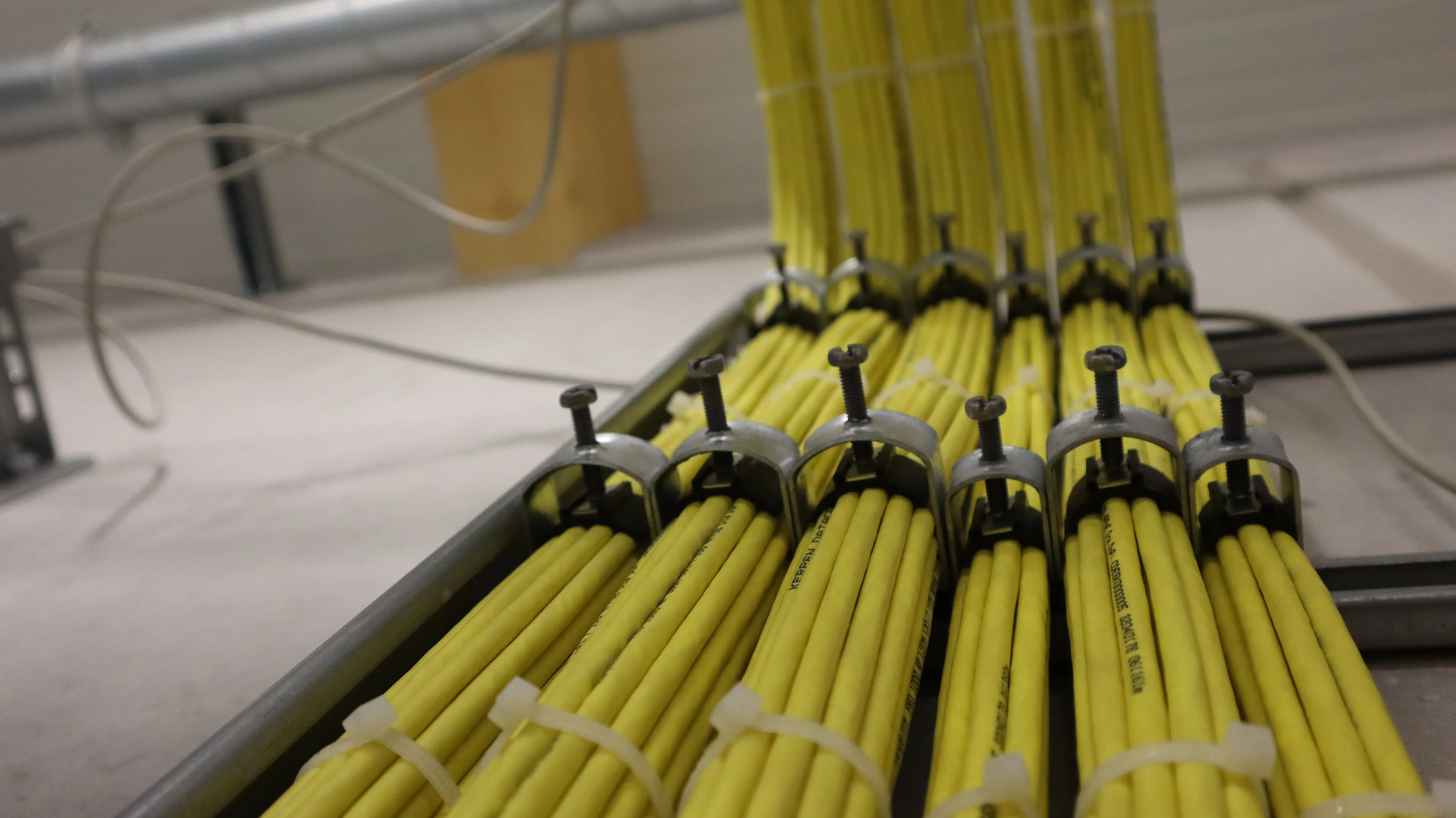 Mehrere sauber verlegte Energie-, Steuerungs- und Datenkabel in einer industriellen Anlage. Die strukturierte Kabelführung sorgt für eine sichere Stromversorgung, Signalübertragung und Vernetzung technischer Systeme sowie Automatisierungskomponenten.