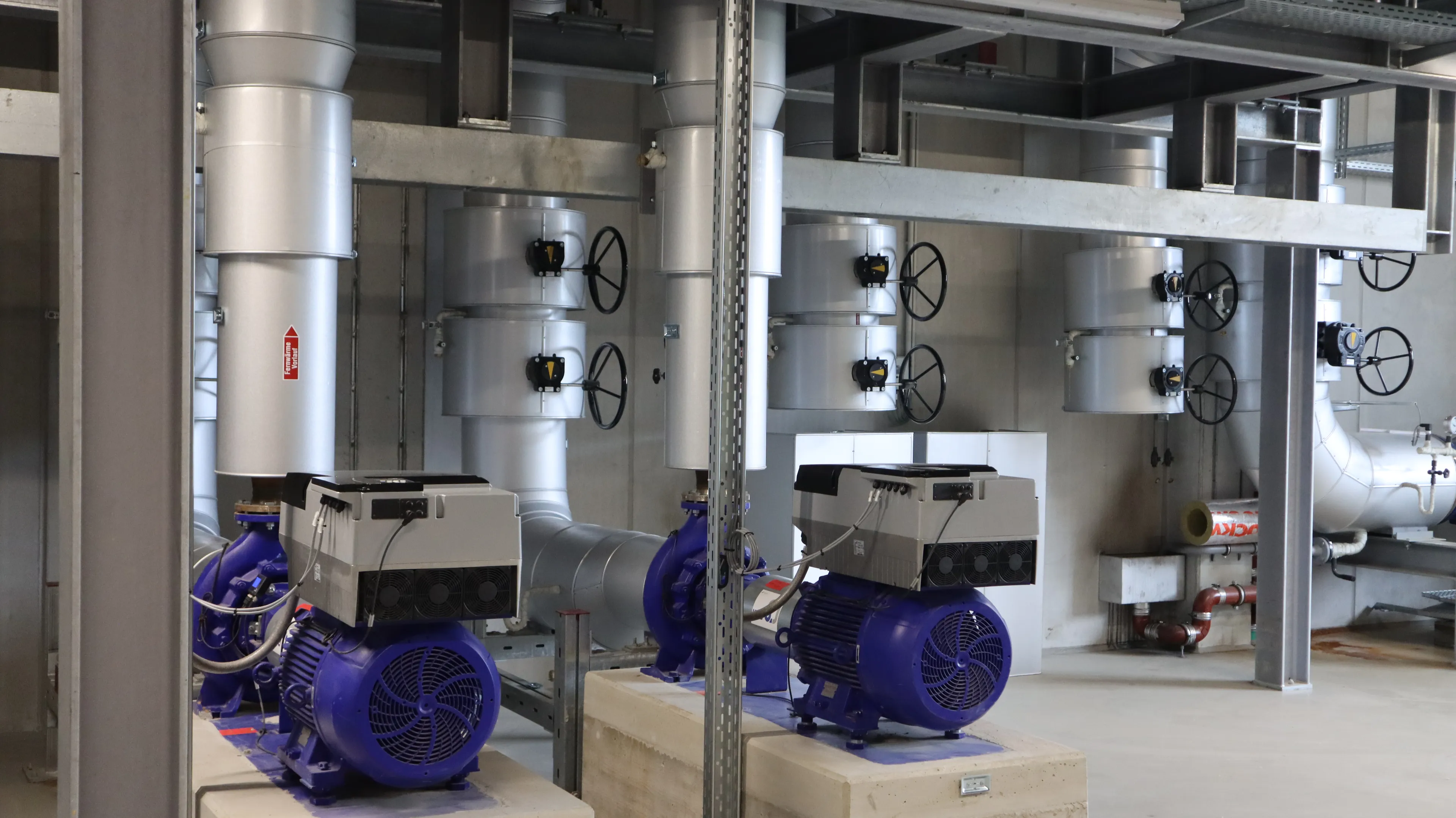 Moderne technische Gebäudeausrüstung mit Elektromotoren, Ventilatoren und Lüftungskomponenten. Die industrielle Anlagen- und Versorgungstechnik sorgt für einen effizienten Betrieb von Klima-, Energie- oder Prozesssystemen.