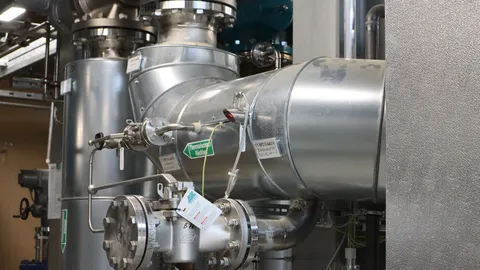 Technische Anlagenkomponenten mit isolierten Rohrleitungen, Armaturen und Messinstrumenten in einer industriellen Energie- und Versorgungstechnik. Die Anlage dient der sicheren Überwachung, Steuerung und Verteilung von Medien innerhalb komplexer technischer Systeme.