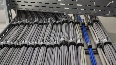 Mehrere sauber verlegte Energie-, Steuerungs- und Datenkabel in einer industriellen Anlage. Die strukturierte Kabelführung sorgt für eine sichere Stromversorgung, Signalübertragung und Vernetzung technischer Systeme sowie Automatisierungskomponenten.