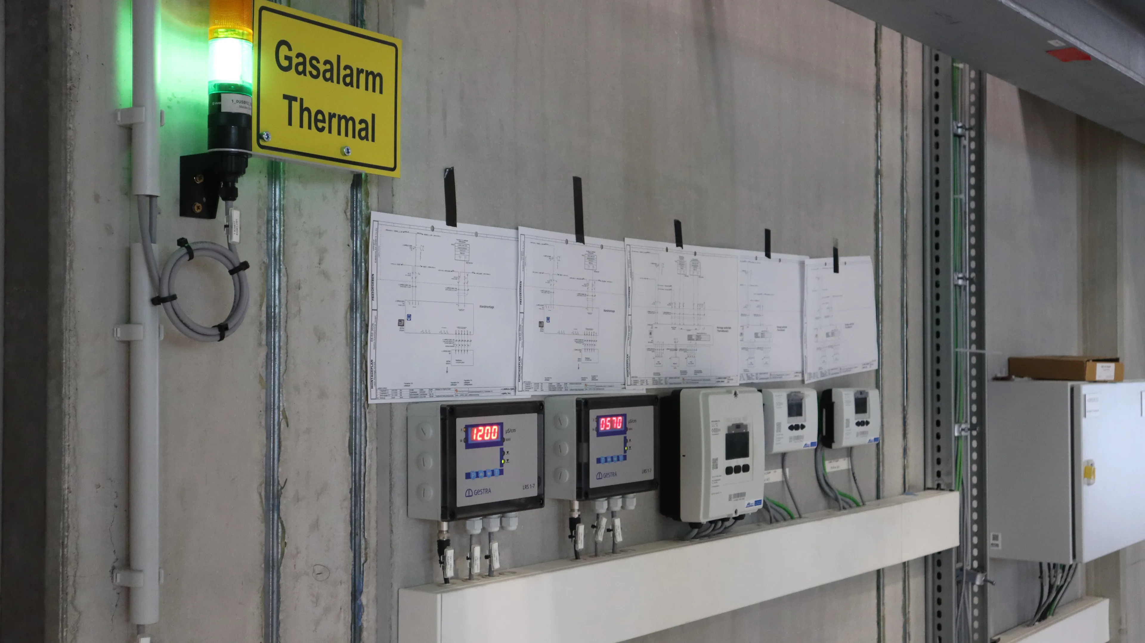 Gaswarn- und Überwachungssystem mit Alarmleuchte, digitalen Messgeräten und Schaltplänen. Die technische Sicherheitsanlage dient der kontinuierlichen Überwachung von Gasen und unterstützt den sicheren Betrieb industrieller und gebäudetechnischer Anlagen.