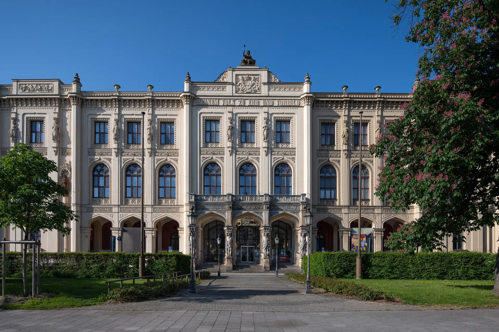 Historischer Bau mit historisierender Fassade