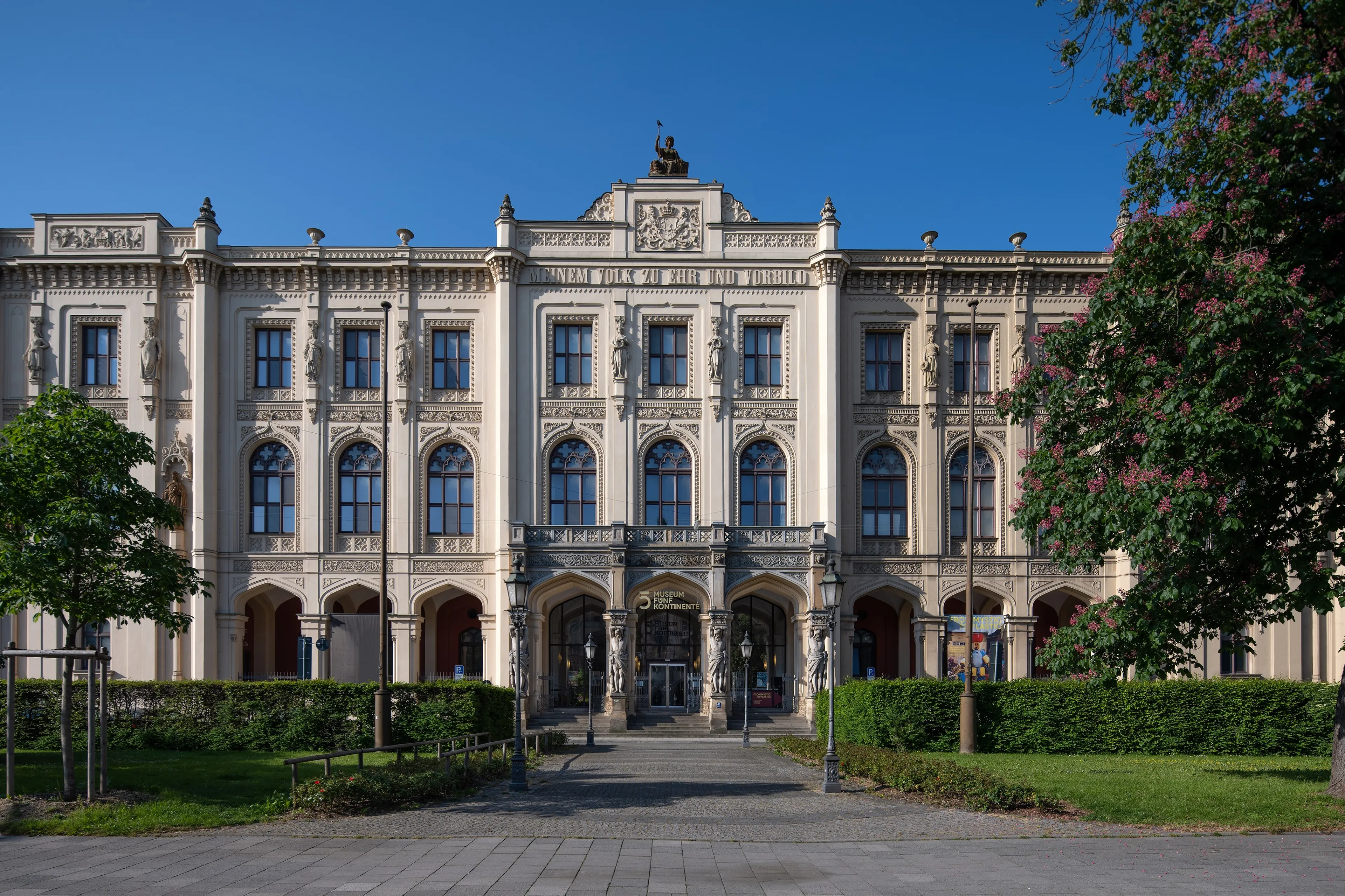 Historischer Bau mit historisierender Fassade