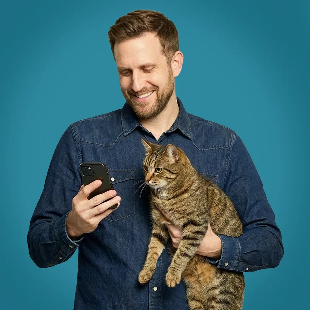 Mann hält seine Katze