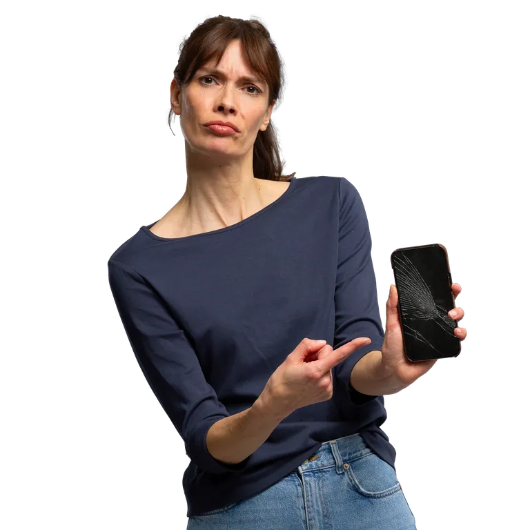 Daggi zeigt auf ihr defektes Smartphone