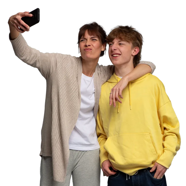 Daggi und Jerry machen gemeinsam ein Selfie und ziehen Grimassen