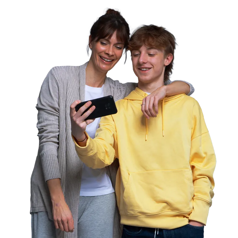 Daggi  und Jerry schauen glücklich aufs Smartphone