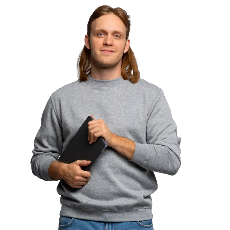 Mo hält entspannt und zufrieden sein Tablet sich in den Händen