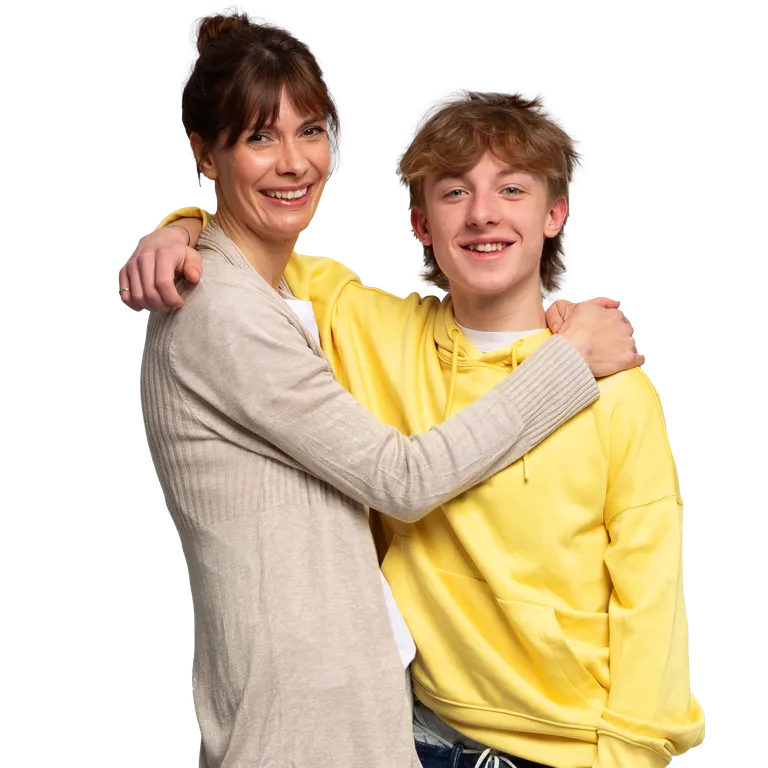 Daggi und Jerry umarmen sich und sind glücklich