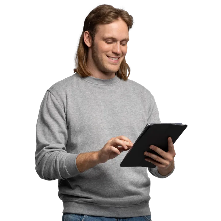 Mo recherchiert am Tablet und holt sich Informationen ein