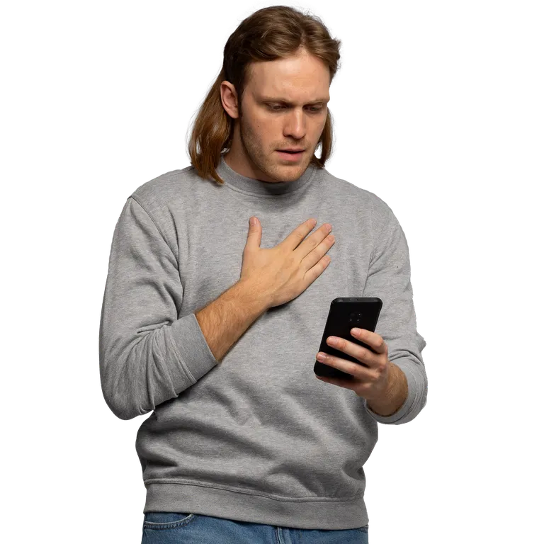 Mo schaut erschrocken in sein Smartphone