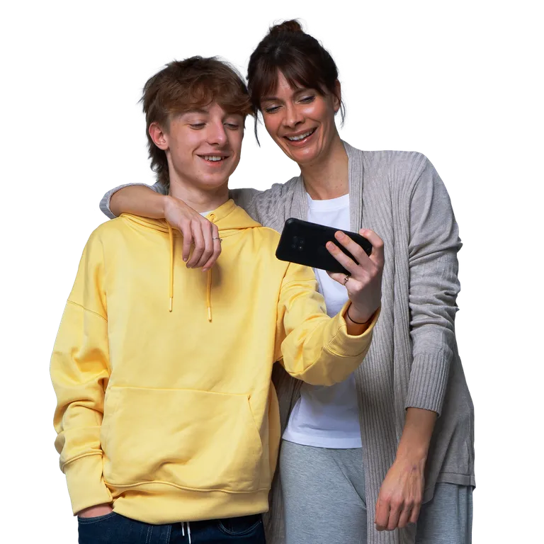 Daggi  und Jerry schauen glücklich aufs Smartphone