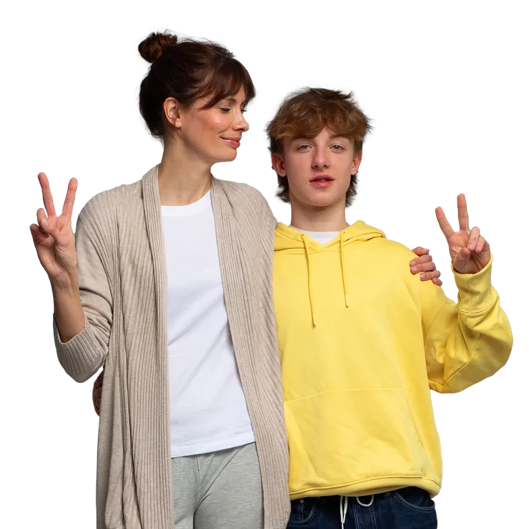 Daggi und Jerry umarmen sich und machen ein Peace Zeichen