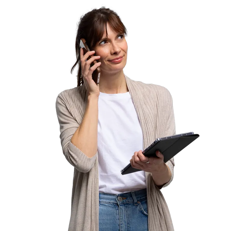 Daggi hat ihr Tablet in der Hand und telefoniert mit SaferYou und holt sich Beratung ein