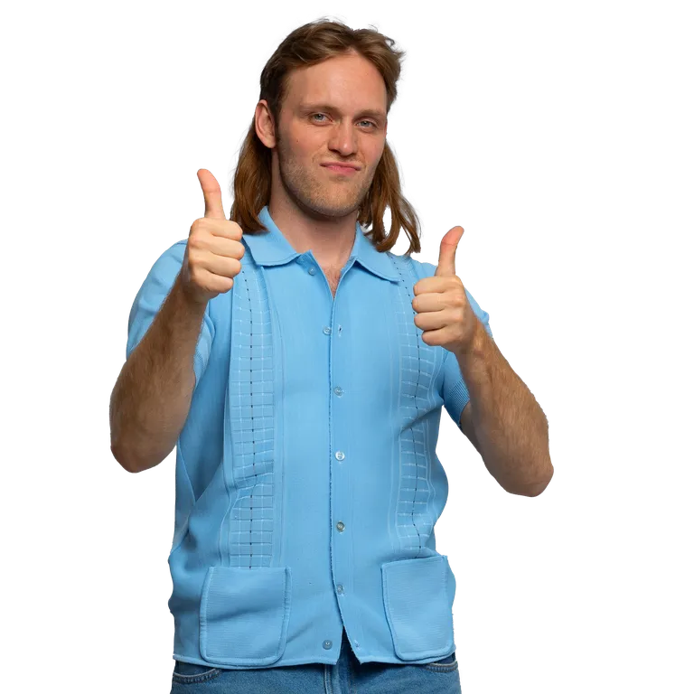 Mo zeigt beide Daumen nach oben, denn er weiß, dass SaferYou ihn gut schützt