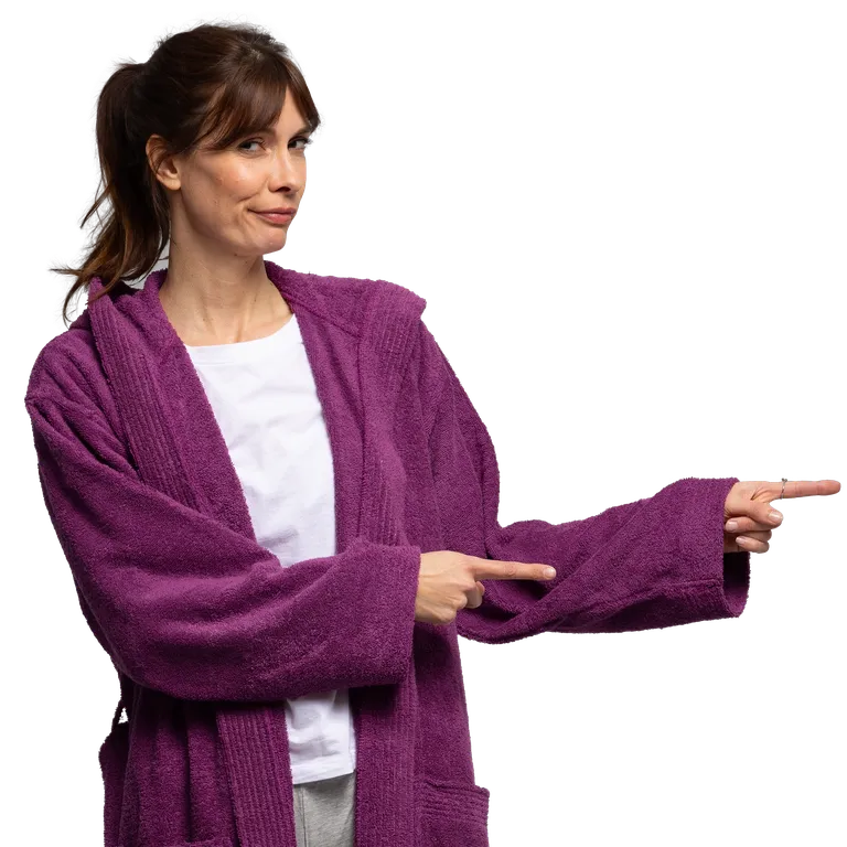 Daggi zeigt mit beiden Händen nach rechts