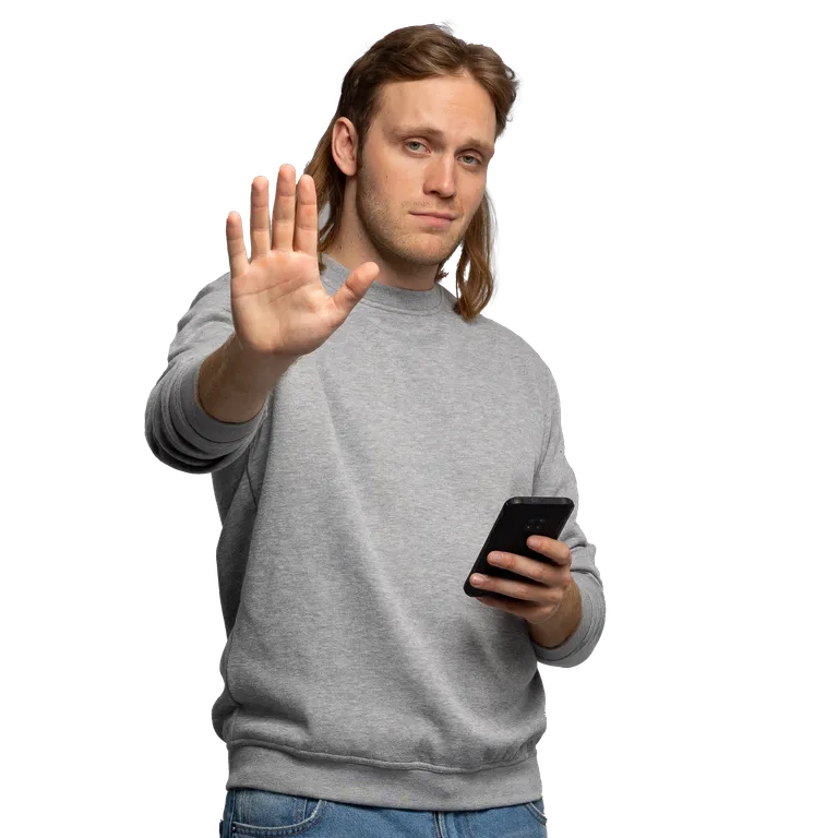 Mo hält selbstbewusst Angriffe auf Abstand, denn er ist gut mit SaferYou versichert