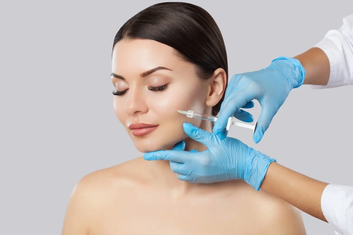 mujer recibiendo tratamiento exosomas en clínica