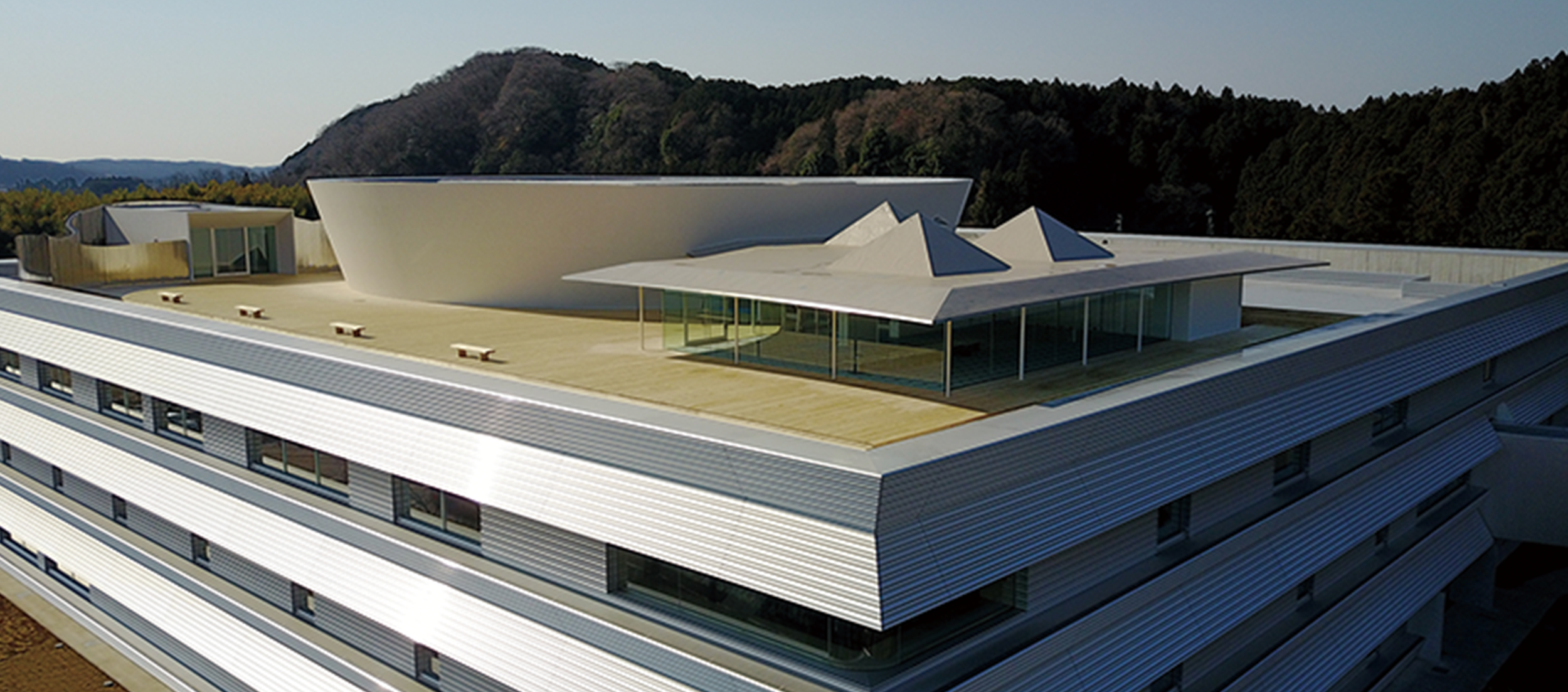 Konforlu bir iç ortamı korurken dış duvarlarda Σ panellerinin kullanımı ile azaltılmış enerji tüketimine katkıda bulunma.