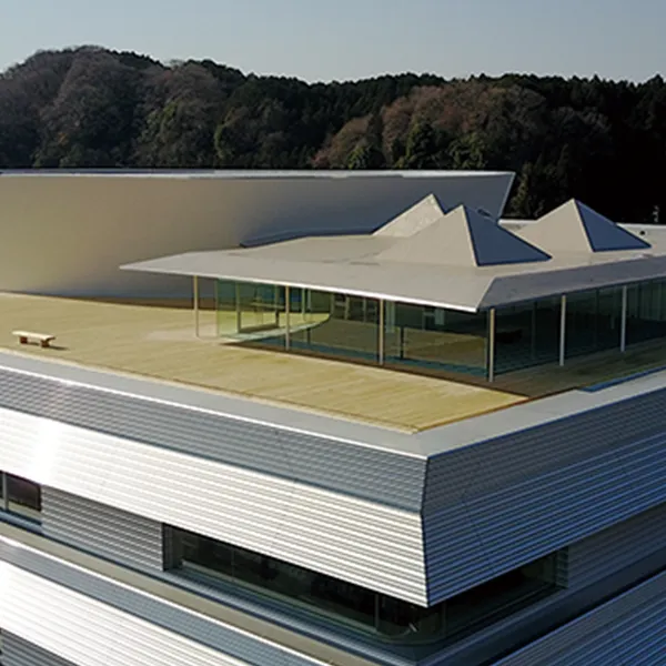 Contributing to reduced power consumption while maintaining a comfortable internal environment through the use of Σ panels on outer walls.