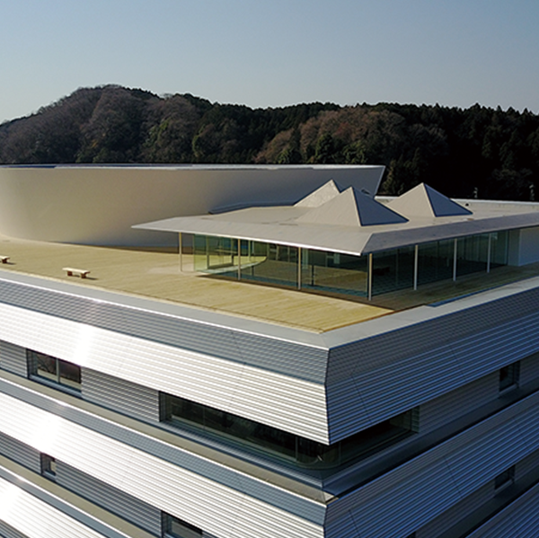 Dış duvarlarda Σ panellerinin kullanılmasıyla rahat bir iç ortamı korurken güç tüketimini azaltmaya katkıda bulunmak.