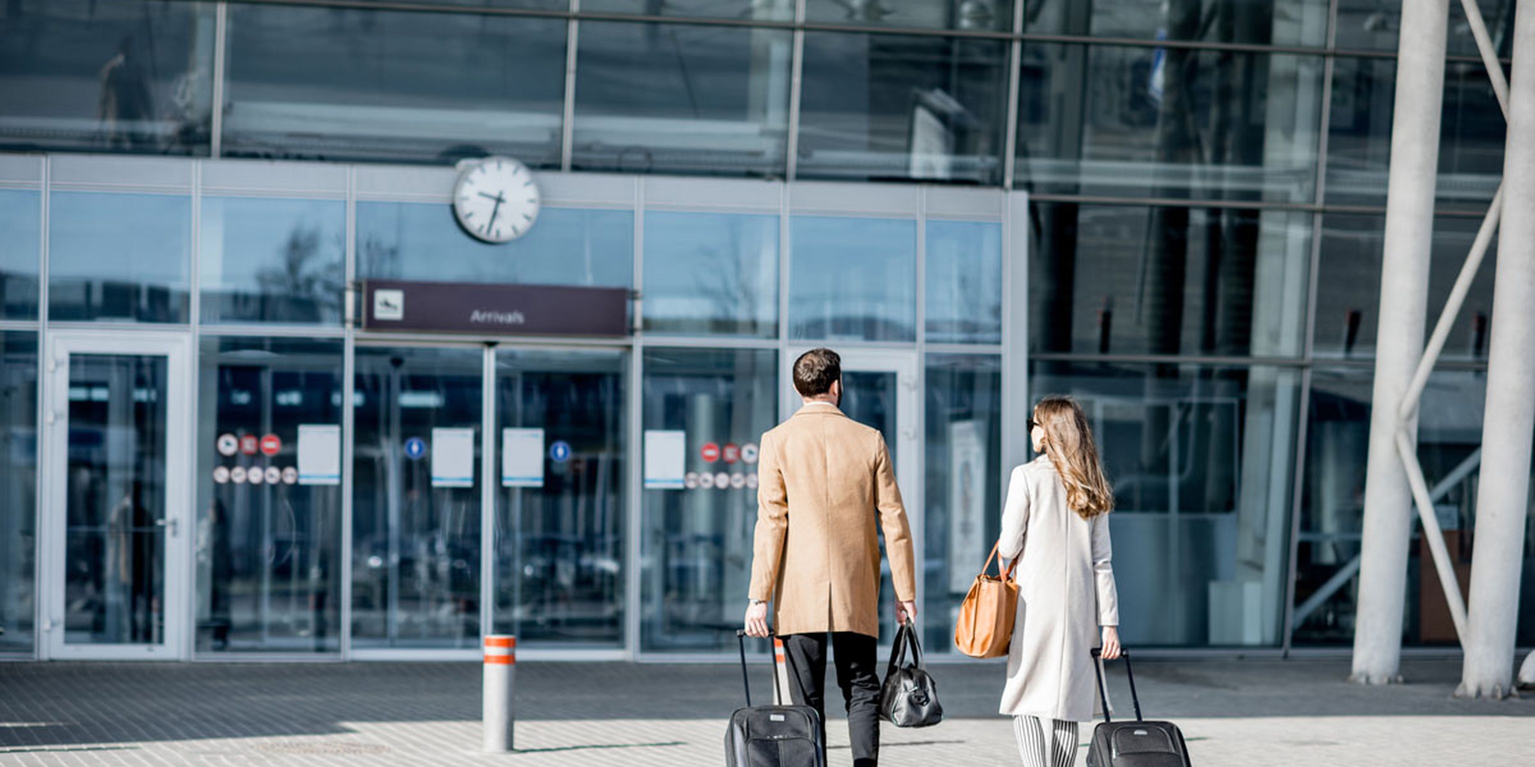 2 personen auf den weg zum flughafen dank dem agt shuttle service
