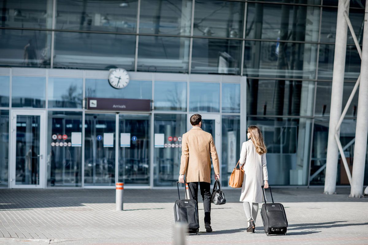 2 personen auf den weg zum flughafen dank dem agt shuttle service