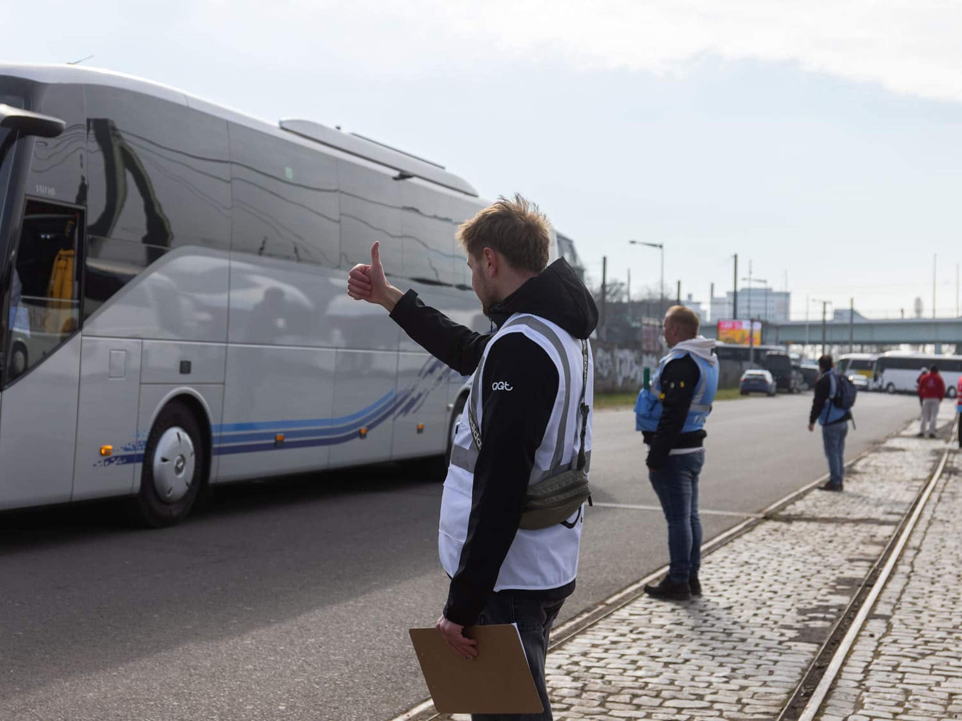 agt-Mitarbeiter koordiniert Bus.
