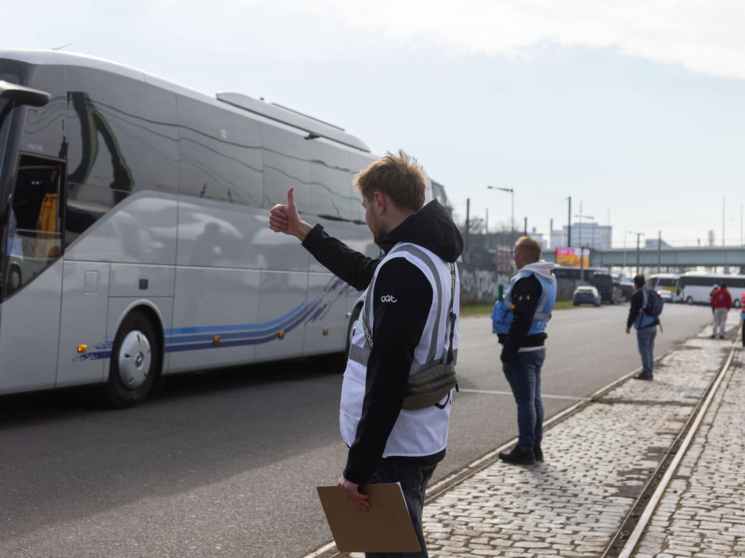 agt-Mitarbeiter koordiniert Bus.