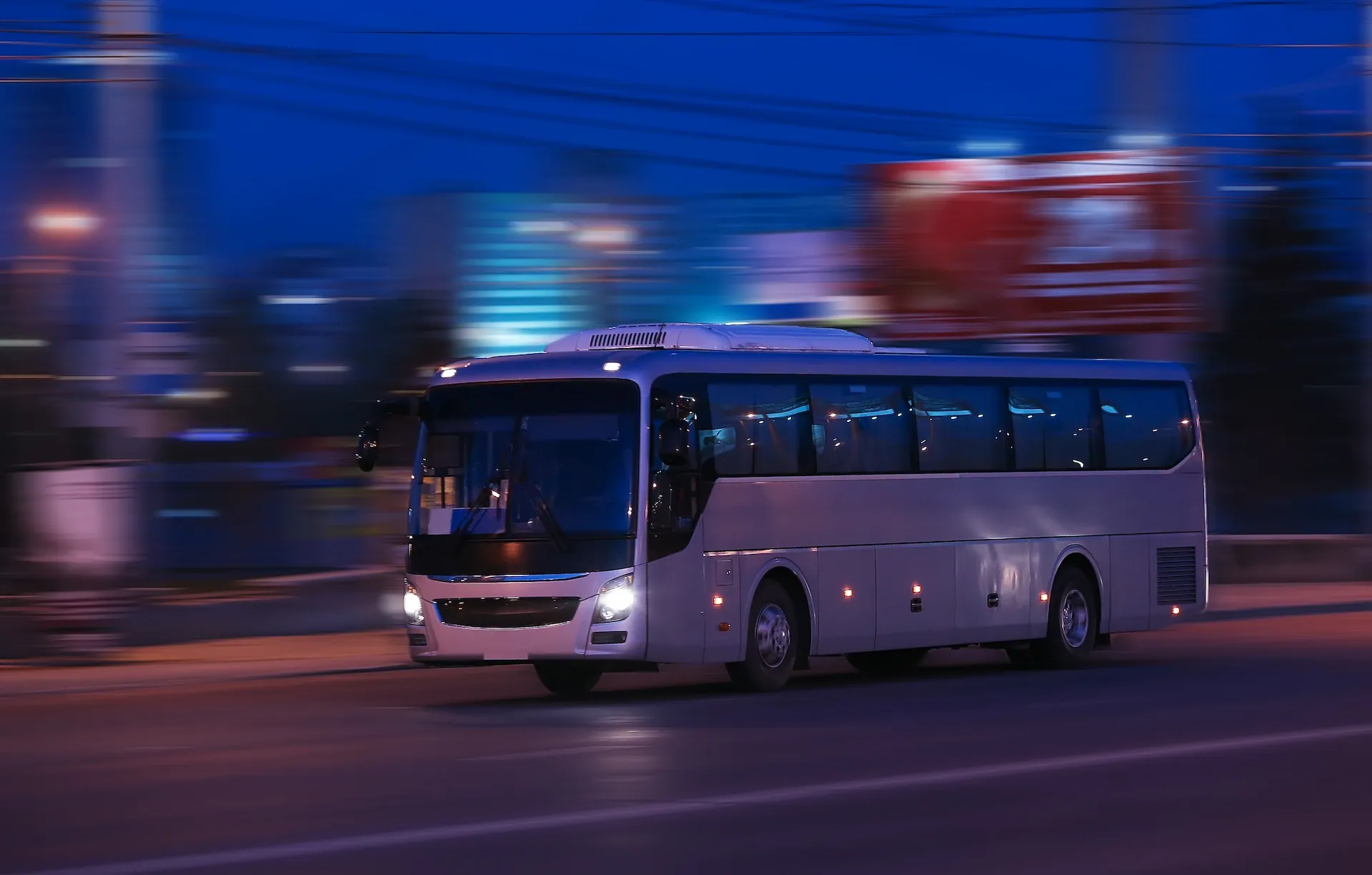 Fahrender Reisebus
