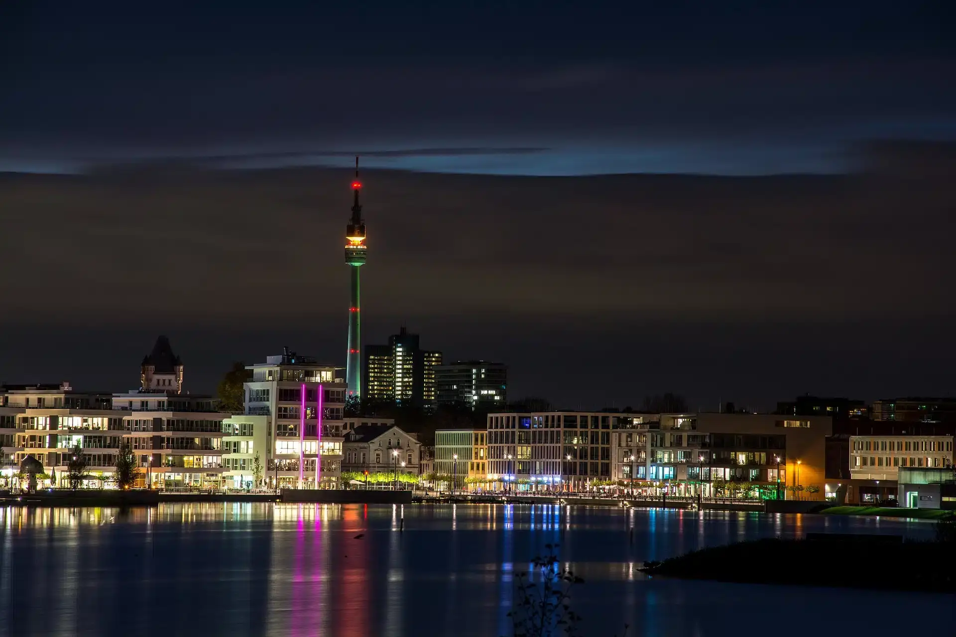 Phoenix-See in Dortmund bei Nacht mit Fernsehturm Florian