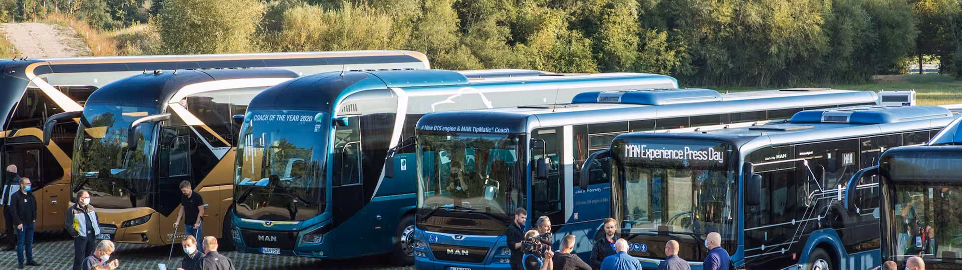 gruppe menschen vor der agt flotte shuttle